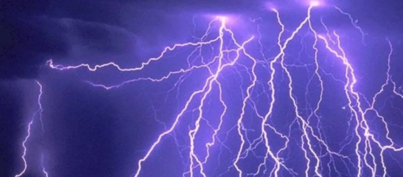 Απίστευτο - Χαλκιδική: Ξέσπασαν πυρκαγιές σε Κασσάνδρα και Σιθωνία από κεραυνούς (βίντεο)